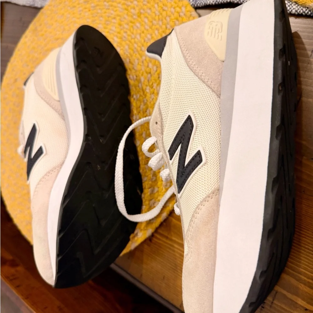 New Balance Women's Cream & Black Platform Runner - Picture 3 of 4